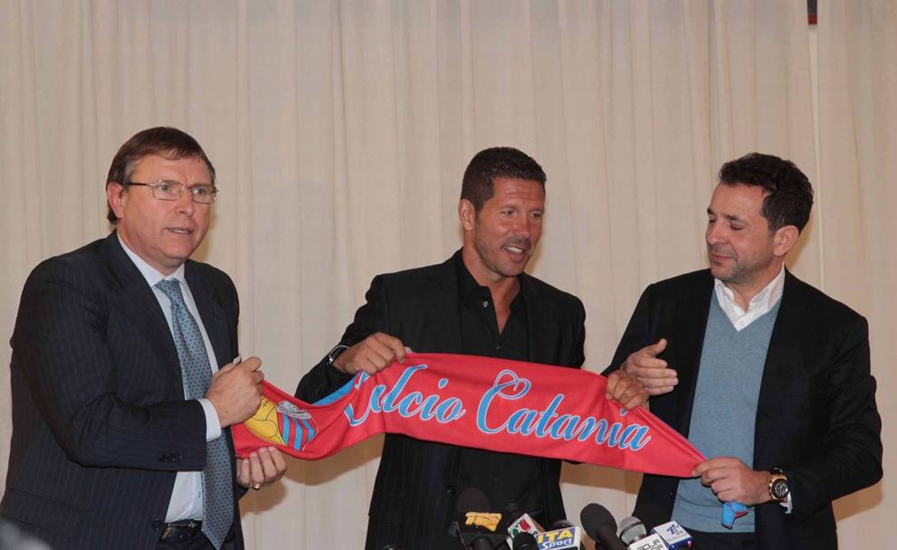 Presentazione di Simeone, allenatore del Catania, con il direttore sportivo Lo Monaco, nel 2011. (LaPresse)
